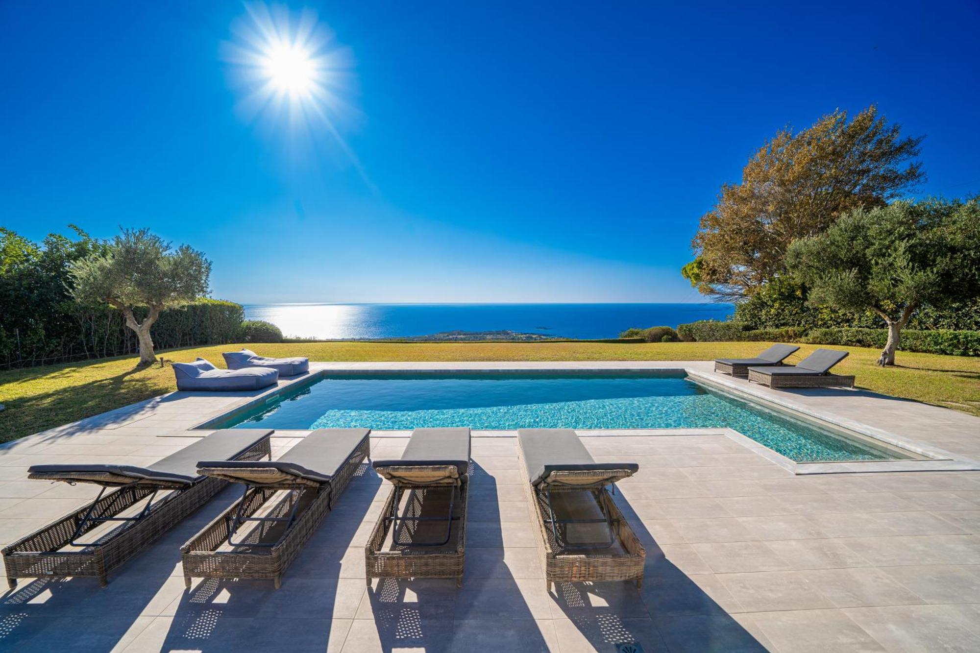 Grande Azzurro In Lakithra Villa Bagian luar foto