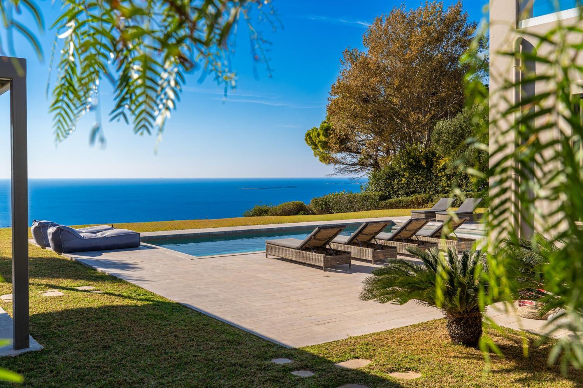 Grande Azzurro In Lakithra Villa Bagian luar foto